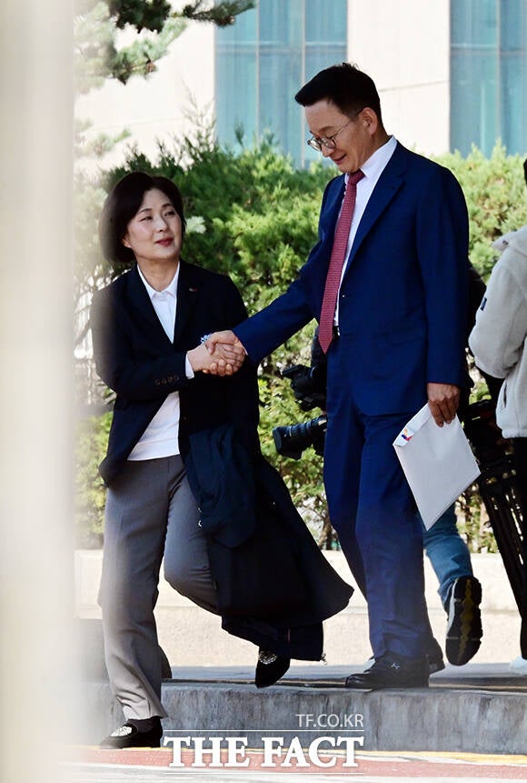 KLPGA 정기총회에서 악수하는 김상열 회장과 김순희 부회장