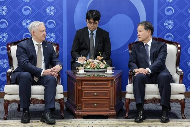 통일장관, 우크라 대사에 '北 <b>포로</b>' 한국행 협조 당부