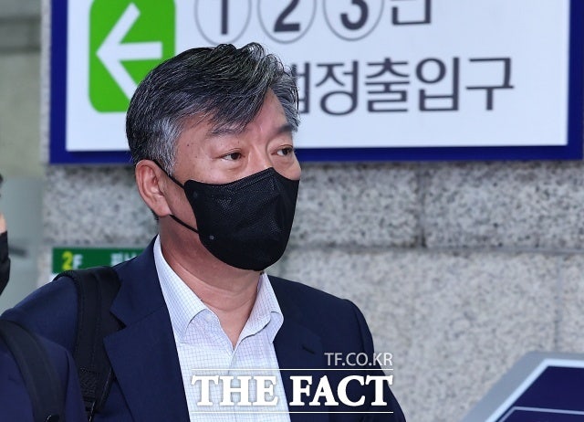 검찰, '경비<b>함정 비리</b> 의혹' <b>김홍희</b> 전 <b>해경청장</b> 구속기소