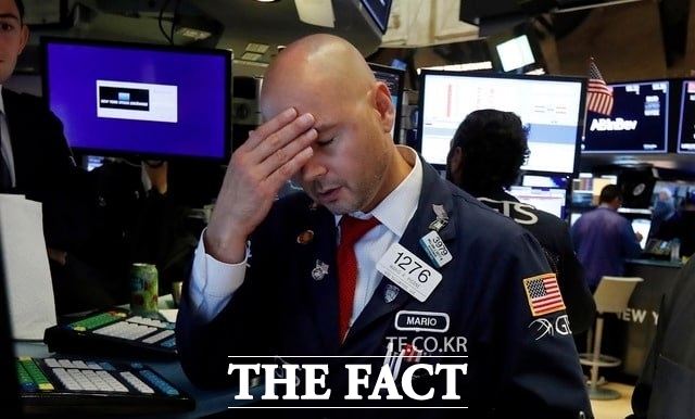 뉴욕증시가 트럼프 미국 대통령의 상호관세 부과 충격에 폭락하고 있다. /뉴시스