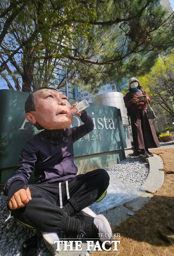 윤석열 전 대통령이 11일 오후 서울 한남동 관저를 떠나 서초동 사저 복귀를 준비하고 있는 가운데 탄핵을 찬성하는 지지자가 아크로비스타 아파트 앞에서 퍼포먼스를 하고 있다. /이효균 기자