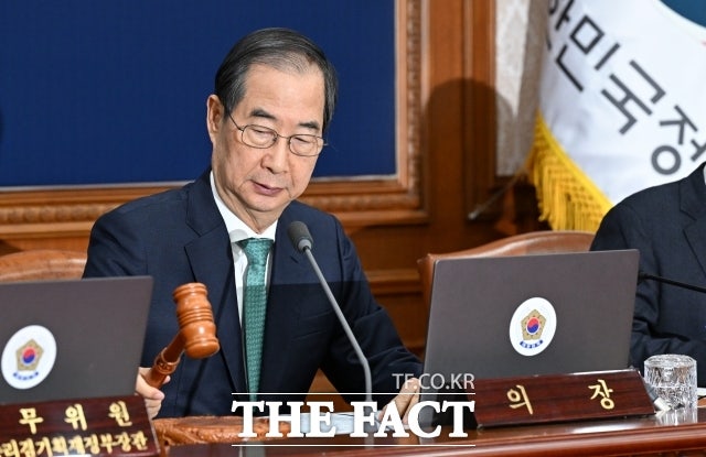 정부, 12.2조 <b>추경안</b> 의결…韓 "정치적 고려 없이 <b>처리</b>돼야"
