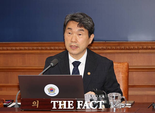 이주호 대통령 권한대행 부총리 겸 교육부 장관이 2일 오전 서울 종로구 정부서울청사에서 열린 국무회의를 주재하고 있다./교육부