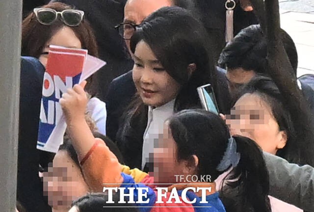 김건희 여사가 11일 오후 서울 용산구 한남동 관저를 떠나 사저인 서초동 아크로비스타에 도착해 주민들의 환영을 받고 있다./임영무 기자