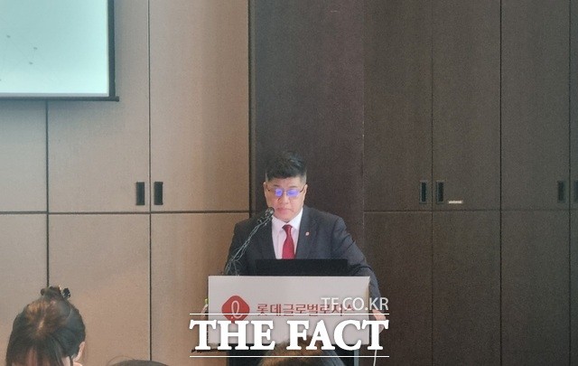 2일 롯데글로벌로지스가 코스피 상장 의사를 자진 철회했다.강병우 롯데글로벌로지스 대표이사가 지난 4월 21일 서울 여의도 콘래드 서울에서 열린 IPO 기자간담회에서 설명하고 있다./이한림 기자