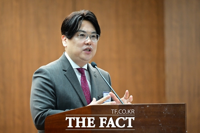 2025년 개인정보보호법학회 춘계학술대회가 '디지털 대전환 시대 개인정보보호 규범의 재구성'을 주제로 열린 가운데 25일 오후 서울 중구 은행회관에서 김도승 개인정보보호법학회 회장이 개회사를 하고 있다./남윤호 기자