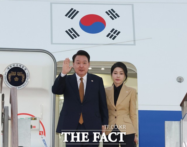 검찰이 지난 30일 건진법사 청탁 의혹과 관련 윤석열 부부의 사저를 압수수색한 가운데 김건희 여사에 대한 수사를 확대하고 있다.사진은 윤석열 부부의 모습 /뉴시스