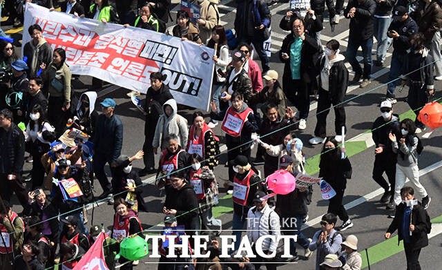 윤석열 전 대통령의 파면이 결정된 지난달 4일 오후 서울 안국역 일대에서 열린 '윤석열 8대0 파면을 위한 시민결의대회'에 참가한 시민들이 광화문을 지나 서십자각까지 행진을 이어가고 있다./임영무 기자
