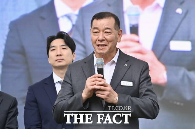 최원철 공주시장이 공주시 상왕동일원에서 열린 제17회 석장리구석기축제에서 축사를 하고 있다./공주시