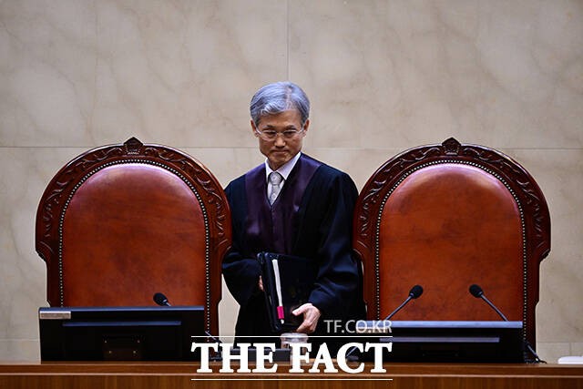 조희대 대법원장이 1일 오후 서울 서초구 대법원에서 이재명 더불어민주당 대선 후보의 공직선거법 위반 사건 상고심 선고를 위해 입정하고 있다./남윤호 기자