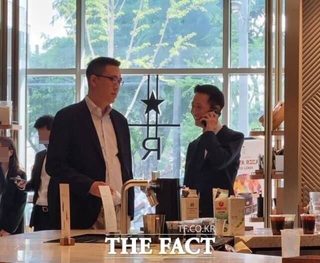 김동원 한화생명 사장(오른쪽부터)과 김동선 한화갤러리아 부사장이 지난달 30일 오전 트럼프 주니어와 면담을 마친 후 서울 강남구 조선 팰리스 호텔 내 스타벅스 매장에서 커피를 주문하고 있다./이성락 기자