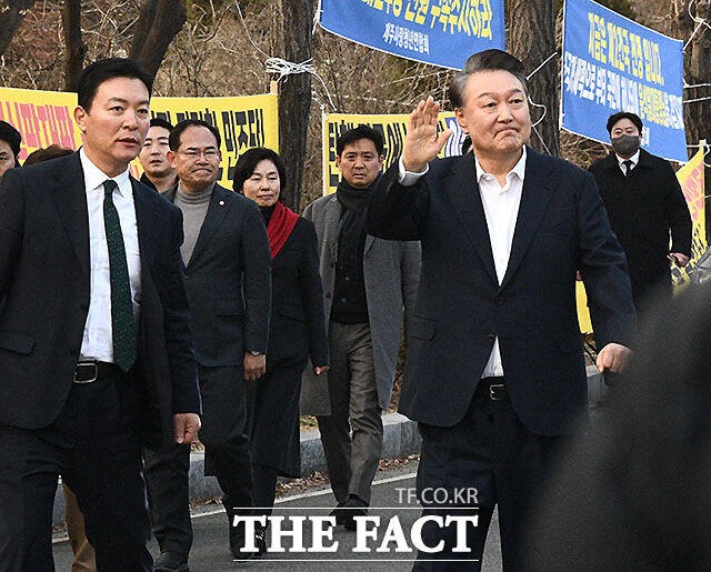 사진은 법원의 구속취소 청구 인용으로 석방된 윤석열 대통령이 지난 3월8일 오후 경기도 의왕시 서울구치소를 빠져나오며 지지자들에게 인사하고 있는 모습.왼쪽은 김성훈 경호차장의 모습./서예원 기자