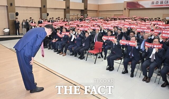 지난달 11일 대구시청 산격청사에서 열린 홍준표 전 시장 퇴임식.간부 공무원만 참석한 이 퇴임식에서 홍 전 시장(사진 왼쪽)이 인사하자,참석자들이 손팻말을 들고 환호하고 있다./대구시