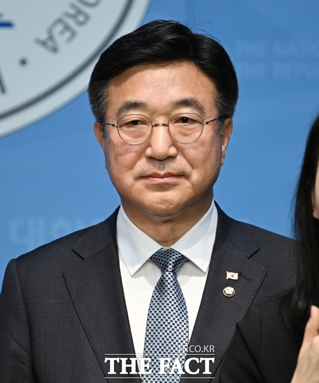 野 윤호중 "조희대 대법원장, 12일까지 <b>이재명 재판 연기</b>하라"