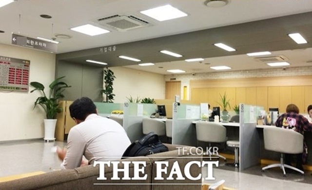 한국은행이 연내 두 차례 이상 추가적인 기준금리 인하를 단행할 것으로 전망되는 가운데 인하 기조에도 대출 차주들의 셈법이 복잡해지고 있는 모습이다./더팩트 DB