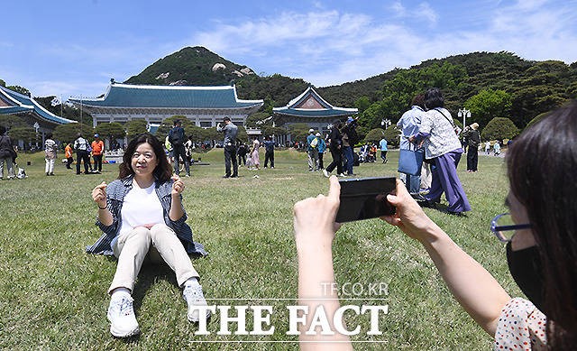 "지금이 마지막일 수도" <b>청와대</b> 인파…노후·파손에 정비도 '분주'