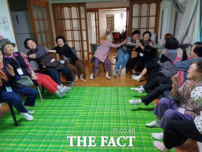 서울시는 경로당의 문턱을 낮춰 세대가 함께 어울릴 수 있는 소통과 교류의 공간으로 새롭게 변화시킨다고 밝혔.사진은 경로당에 있는 노인들의 모습으로 기사의 특정 사실과 무관함./더팩트 DB