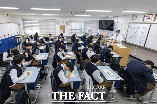 교사들은 교육기본법과 공직선거법의 '교사의 정치적 중립 의무'가 학교 현장에서 '정치·사회 현안은 언급하지도 말라'는 식의 검열로 작동하고 있다고 주장한다.사진은 서울의 한 고등학교의 모습/더팩트 DB