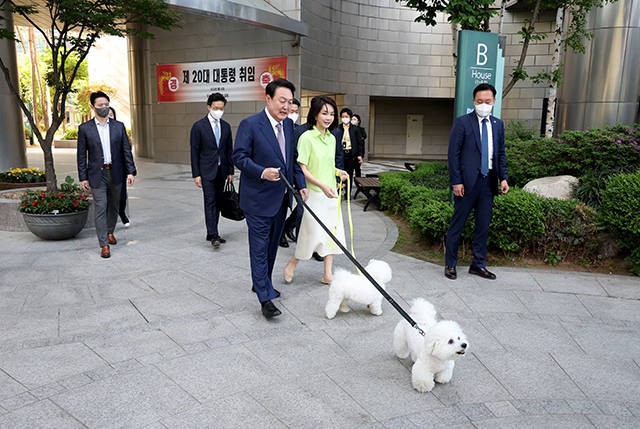 검찰과 고위공직자범죄수사처(공수처)의 수사 칼날이 윤석열 전 대통령 부부를 겨누고 있다.사진은 2022년 5월 11일 용산 대통령실 청사로 출근하기 위해 서울 서초구 서초동 자택을 나서는 윤석열 전 대통령.김건희