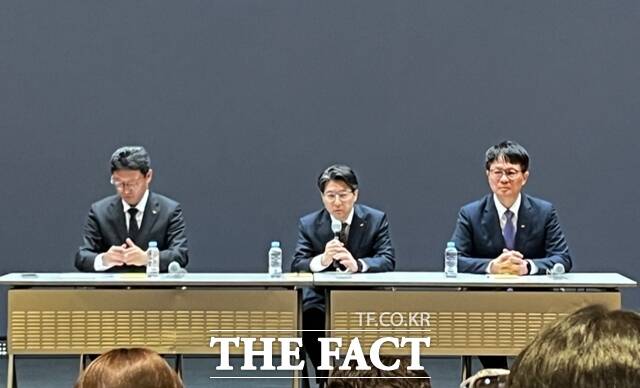 김희섭 SK텔레콤 PR센터장(왼쪽부터),임봉호 MNO사업부장,류정환 네트워크인프라센터장이 7일 오전 서울 중구 T타워에서 열린 유심 해킹 사건 관련 브리핑에서 취재진의 질문에 답하고 있다./조소현 기자