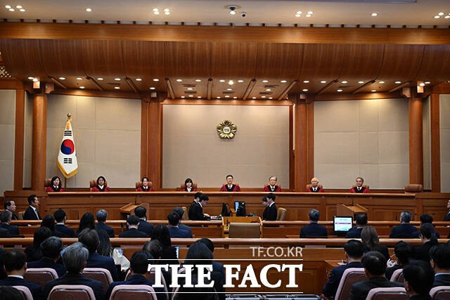헌법재판관들이 지난달 4일 윤석열 전 대통령 탄핵심판 선고를 위해 서울 종로구 헌법재판소 대심판정에 자리하고 있다./사진공동취재단
