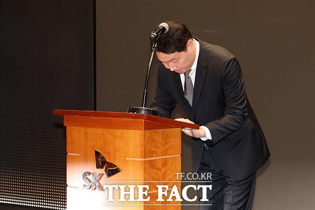 최태원 SK그룹 회장이 7일 오전 서울 중구 T타워에서 유심 해킹 사고와 관련해 대국민 사과를 하고 있다./남윤호 기자