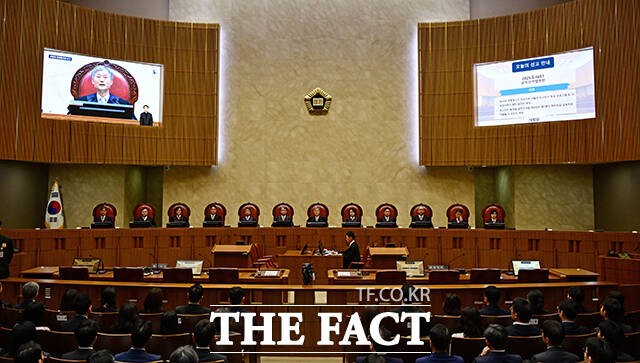 조희대 대법원장을 비롯한 대법관들이 1일 오후 서울 서초구 대법원에서 이재명 더불어민주당 대선 후보의 공직선거법 위반 사건 상고심 선고를 위해 입정하고 있다./남윤호 기자
