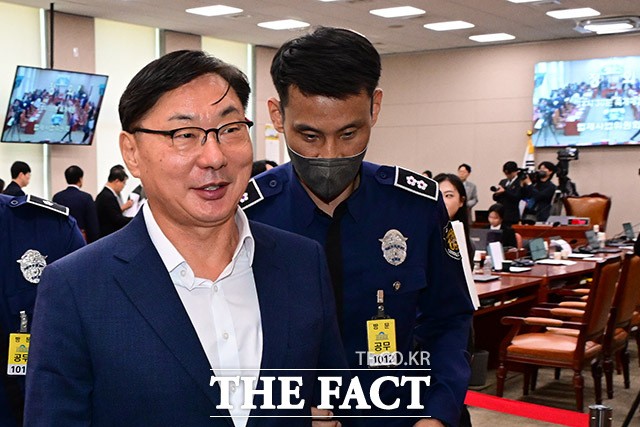 이화영 전 경기도 평화부지사가 2일 오전 서울 여의도 국회 법제사법위원회에서 열린 '박상용 수원지검 부부장검사에 대한 탄핵소추 사건' 조사 관련 청문회가 정회되자 회의장을 나서고 있다./남윤호 기자
