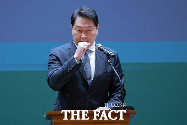 최태원 SK그룹 회장이 7일 오전 서울 중구 SKT타워에서 SK텔레콤 이용자 유심(USIM) 정보 해킹 사고와 관련해 기자회견을 하고 있다./남윤호 기자