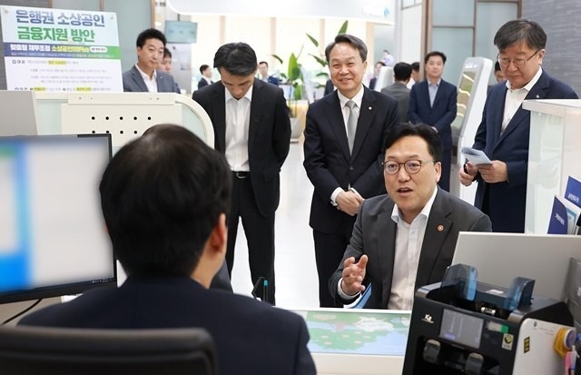 김병환 금융위원장이 8일 오후 서울 중구 신한은행 본점 영업부를 방문해 진옥동 신한금융그룹 회장,이재연 서민금융진흥원장,<a href=