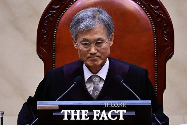 조희대 대법원장이 1일 오후 서울 서초구 대법원 대법정에서 이재명 더불어민주당 대선 후보의 공직선거법 위반 사건 상고심 선고를 준비하며 입술을 다물고 있다./남윤호 기자