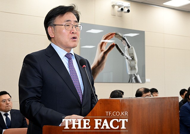 유상임 과학기술정보통신부 장관은 SK텔레콤의 유심 인증키 암호화 누락에 대해 "조금 소홀했다고 생각한다"고 밝혔다./배정한 기자
