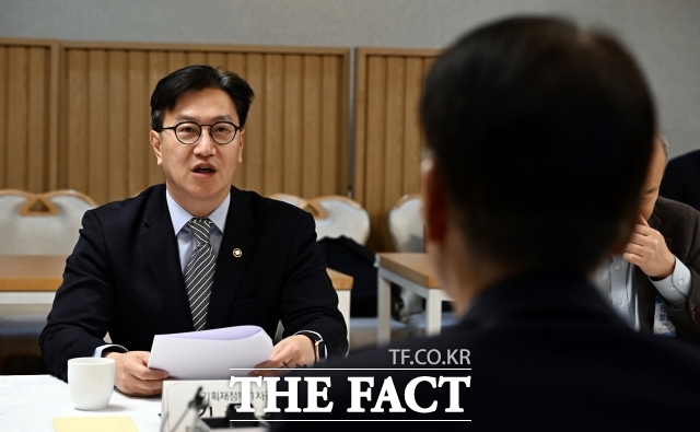 김범석 기획재정부 장관 직무대행 1차관은 8일 정부서울청사에서 경제관계장관회의 겸 산업경쟁력강화 관계장관회의를 열고 추경 예산 중 70%를 7월까지 집행하겠다고 밝혔다./임영무 기자