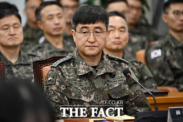 박안수 육군참모총장이 21일 오전 서울 여의도 국회에서 열린 '윤석열 정부의 비상계엄 선포를 통한 내란 혐의 진상규명 국정조사 청문회'에 참석하고 있다./국회=박헌우 기자