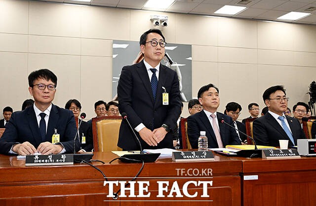 유영상 SK텔레콤 대표가 8일 오후 서울 여의도 국회에서 열린 과학기술정보방송통신위원회 전체회의 SK텔레콤 해킹 관련 청문회에 참석해 질의에 답변을 하고 있다./배정한 기자