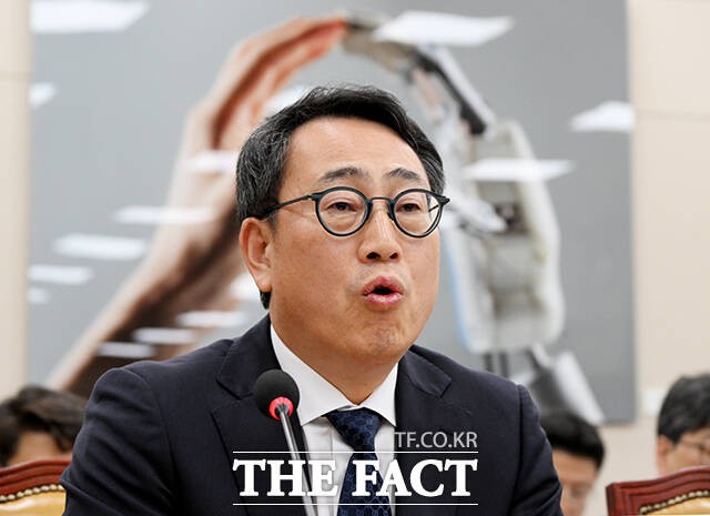 유영상 SK텔레콤 대표가 8일 오후 서울 여의도 국회에서 열린 과학기술정보방송통신위원회 전체회의 SK텔레콤 해킹 관련 청문회에 참석해 질의에 답변을 하고 있다./배정한 기자