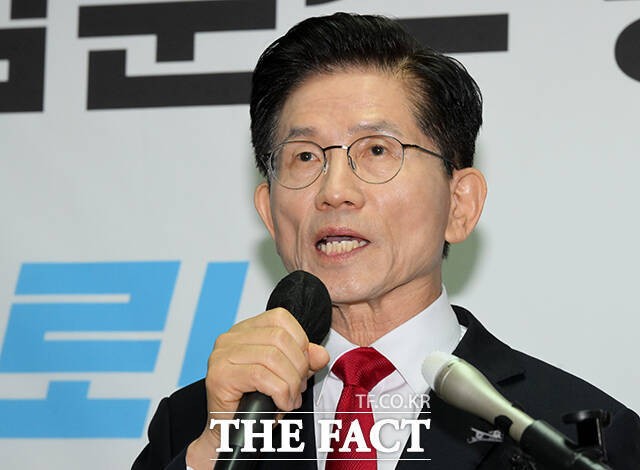 김문수 국민의힘 대통령 후보가 8일 오전 서울 여의도 자신의 캠프 사무실에서 단일화 관련 긴급 기자회견을 하고 있다./배정한 기자