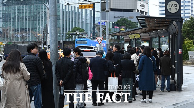 서울 시내버스 총파업이 시작된 지난해 3월 28일 오전 서울 용산역 앞에서 시민들이 택시를 기다리며 길게 줄지어 있다.파업 당일 극적 타결이 이뤄지면서,11시간 만에 철회됐다./더팩트DB