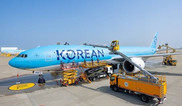 대한항공은 9일 이사회를 열고 캐나다 웨스트젯 항공 지분 10%(2억2000만불 규모)를 인수하기로 결의했다./대한항공