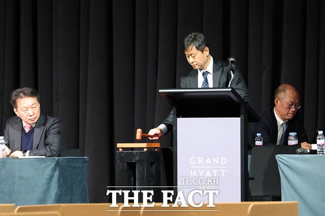 영풍·MBK 파트너스 연합이 박기덕 고려아연 사장 대표이사 재선임에 반대한다는 입장을 내자,최윤범 고려아연 회장 측은 강성두 영풍 사장과 김광일 MBK 파트너스 부회장이 이사직에서 물러나야 한다고 반박했다.지난 