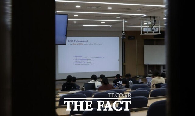 이선우 의대협 비상대책위원장은 9일 정부과천청사 앞에서 기자회견을 열고 "교육부의 부당한 강압을 겪은 학생들을 대표해 고발한다"며 "윤석열 전 대통령은 파면됐지만,의대생들에게 3월부터 이어지는 여러 강압은 여전히 