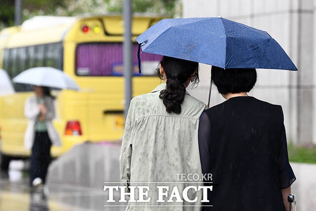 봄수요일인 9일 전국 대부분 지역에서 비가 내리겠다.이날 아침 최저기온은 영하 10~15도,낮 최고기온은 15~20도의 분포를 보이겠다./서예원 기자