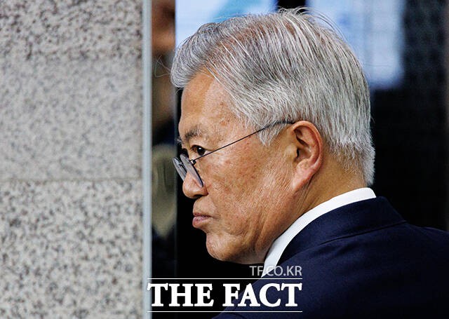 이상직 전 더불어민주당 의원이 문재인 전 대통령의 전 사위를 타이이스타젯에 채용하며 '직함은 상무로 하라'는 지시를 한 것으로 파악됐다.문재인 전 대통령이 지난달 25일 오후 서울 여의도 국회 도서관에서 열린 4.