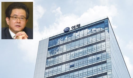애경그룹 2세 채동석 부회장이 이끌고 있는 애경산업이 시장에 매물로 나왔지만 실적 악화로 제값을 받기 어려워졌다.백화점 AK플라자의 적자도 나아질 기미가 안보이는 상황이다.역대급 위기 속에서 채 부회장의 경영 능