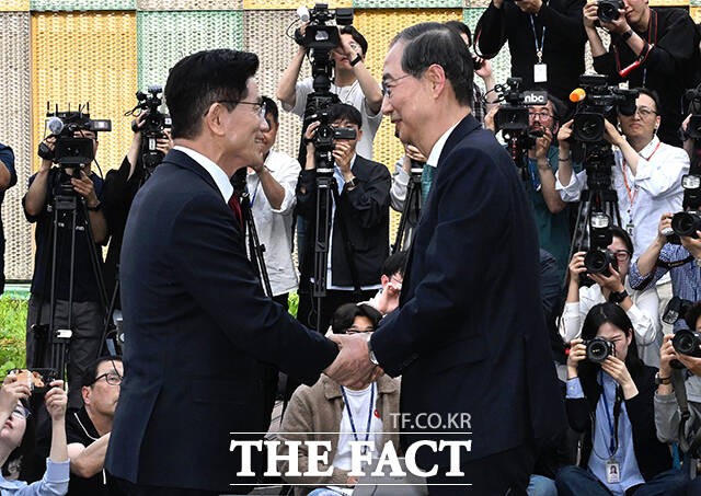 [속보] <b>김문수</b>-<b>한덕수</b> 측, <b>단일화</b> 협상 재개