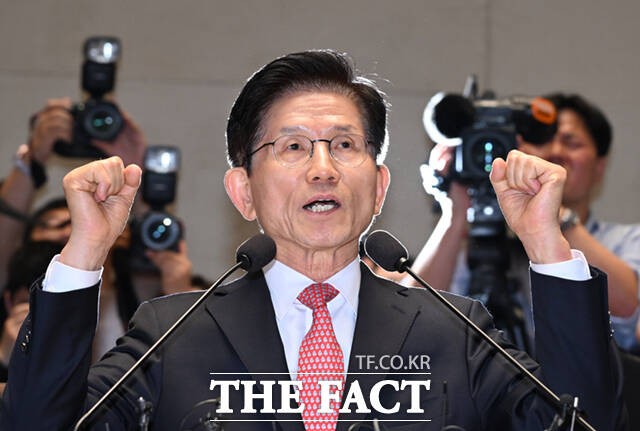 김문수 국민의힘 대선후보가 지난 11일 오후 서울 여의도 국회에서 열린 의원총회에 참석해 인사말을 하며 두 주먹을 쥐어보이고 있다./이새롬 기자