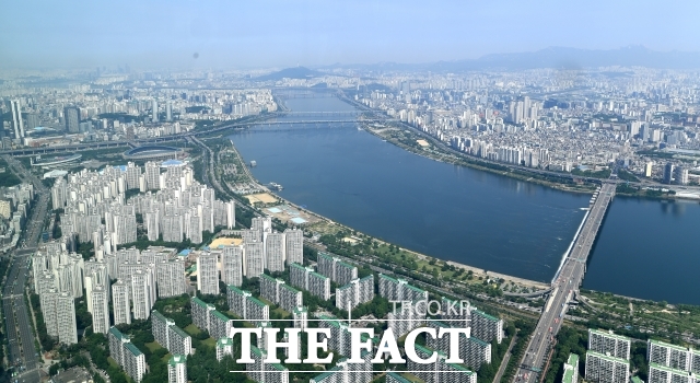 이재명 후보는 지난 대선 공약이었던 국토보유세에 대해서는 "수용성이 너무 떨어진다.(대선 때도) 표 떨어지고 별로 도움이 안 됐다"며 사실상 철회 입장을 밝혔다./더팩트 DB