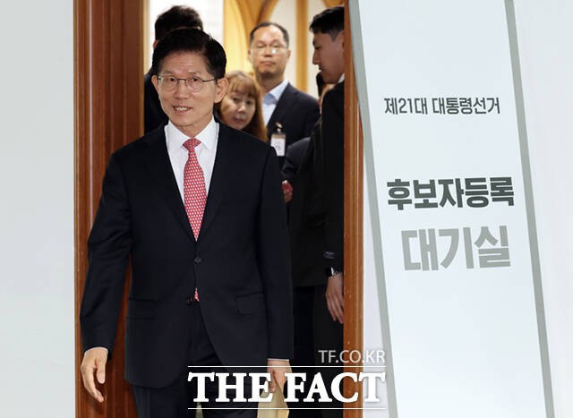 김문수 국민의힘 대통령 후보가 법원에 제기한 대통령 후보자 취소 효력 정지 가처분 신청이 취하됐다.사진은 김문수 국민의힘 대선 후보가 11일 오전 경기 과천 중앙선거관리위원회에서 제21대 대통령 선거 후보자 등록을