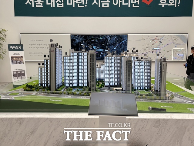 9일 고척 푸르지오 힐스테이트 견본주택이 오픈했다.이 단지는 구로구 고척동 148-1번지 일원에 지하 3층~지상 25층 10개 동 전용면적 39~114㎡,총 983세대 대단지로 조성된다.2028년 8월 입주가 