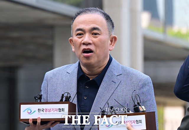 윤석열 전 대통령 부부 공천 개입 의혹을 받는 명태균 씨가 지난달 29일 오전 서울 서초구 서울고등검찰청에 출석해 조사에 앞서 입장을 밝히고 있다./이새롬 기자
